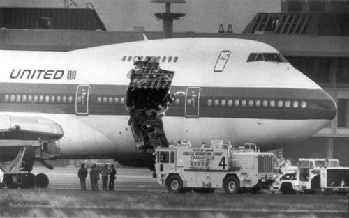 David Cronin, the pilot of a United Airlines Boeing 747 who was able to land the plane at Honolulu Airport after a cargo door blew off while en route from Honolulu to Auckland, New Zealand, in 1989, has died. Cronin had been on his second-to-last flight when he captained the flight. — Photo: STAR-ADVERTISER Archive/February 1989.