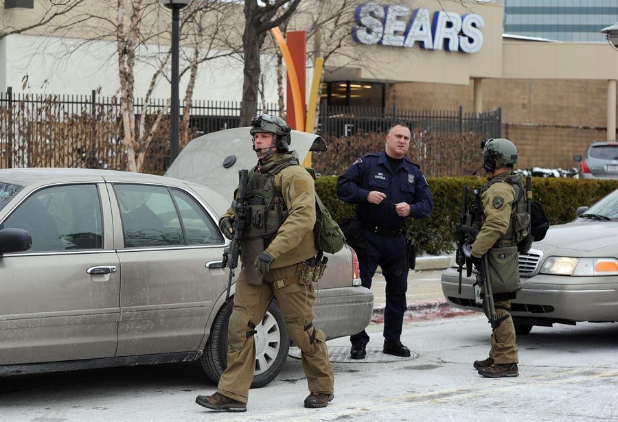 Emergency responders arrive at the Columbia Mall after a fatal shooting on January 25th, 2014, in Columbia, Maryland. Three people were killed in a shooting at the popular shopping mall, located about 45 minutes outside Washington, authorities said on Saturday. Howard County, Maryland, Police announced the fatalities and urged people inside the Mall “to stay in place”. Police said one of the dead was “located near a gun and ammunition”. — Photo: Jewel Samad/AFP/Getty Images.