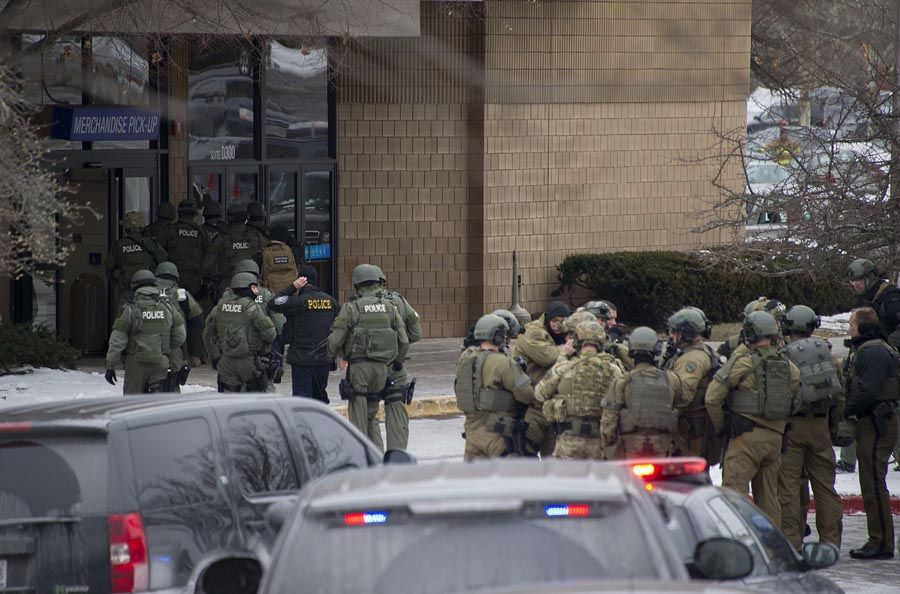 Police enter the Sears department store at the Columbia Mall after a fatal shooting on January 25th, 2014, in Columbia, Maryland. Three people were killed in a shooting at the popular shopping mall, located about 45 minutes outside Washington, authorities said on Saturday. Howard County, Maryland, Police announced the fatalities and urged people inside the Mall “to stay in place”. Police said one of the dead was “located near a gun and ammunition”. — Photo: Jim Watson/AFP/Getty Images.