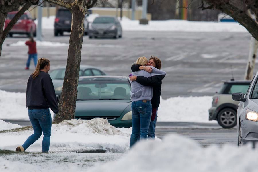 Two people embrace in the parking lot of the Columbia Mall after a gunman killed three people, including himself, in the food court of the mall in Columbia, Maryland, USA, on January 25th, 2014. Police were confident it was a single shooter, said Bill McMahon, chief of Howard County police, in broadcast remarks. Many in the weekend shopping crowd took cover and found hiding places, as the general public has been instructed to do. Police were scouring the mall to find anyone still sheltering, police said. — Photo: Jim Lo Scalzo/EPA.
