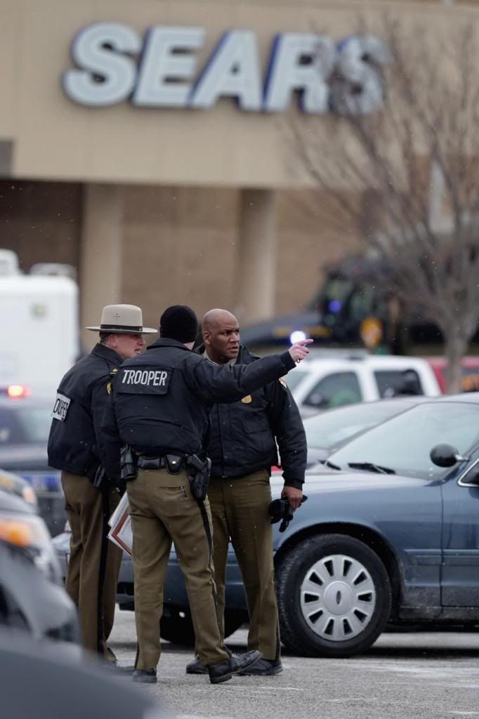 Law enforcement officers organize outside the Columbia Town Center Mall following a shooting situation on January 25th, 2014 in Columbia, Maryland. Three people are dead after a shooting inside the mall. — Photo: Chip Somodevilla/Getty Images.