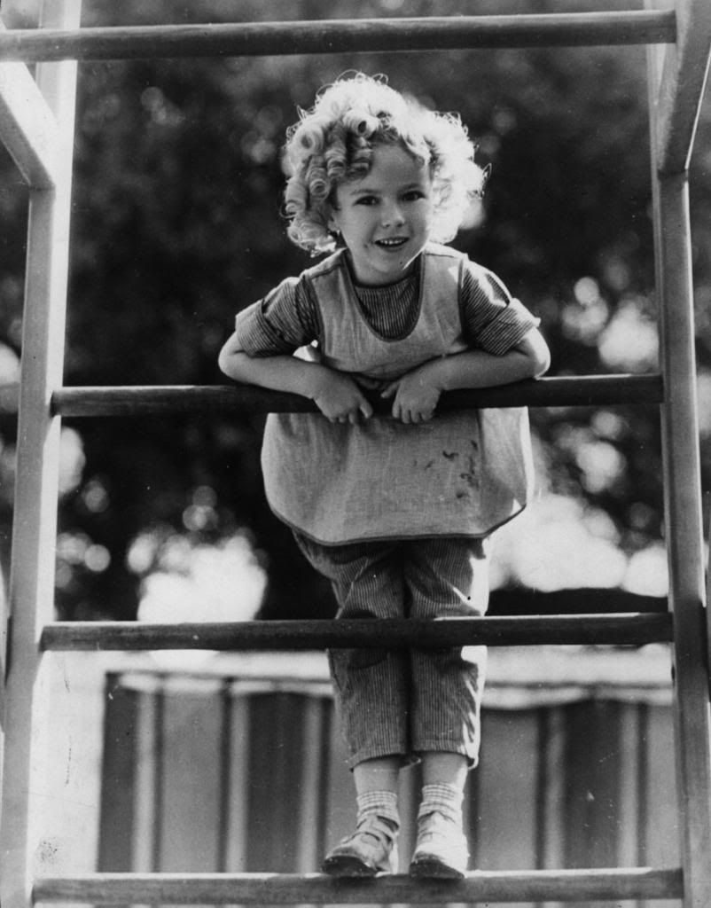 Shirley Temple, the American child star  at five years of age, standing on her climbing frame at home. — Photo: Hulton Archive/Getty Images.