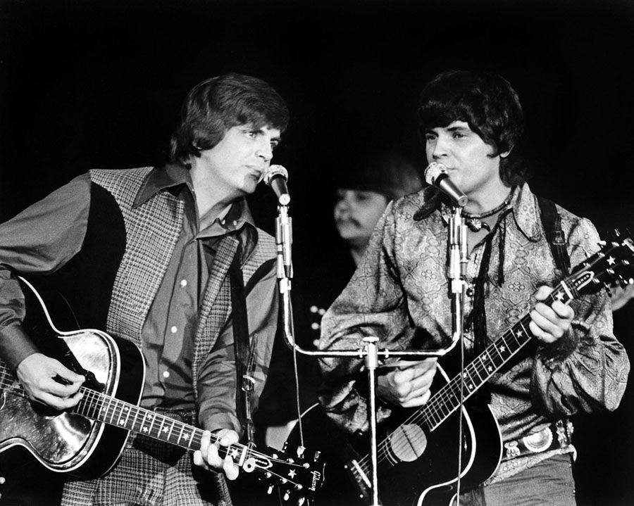Phil Everly, left, performs with his brother Don in Las Vegas in 1970. — Photo: Las Vegas News Bureau/EPA.