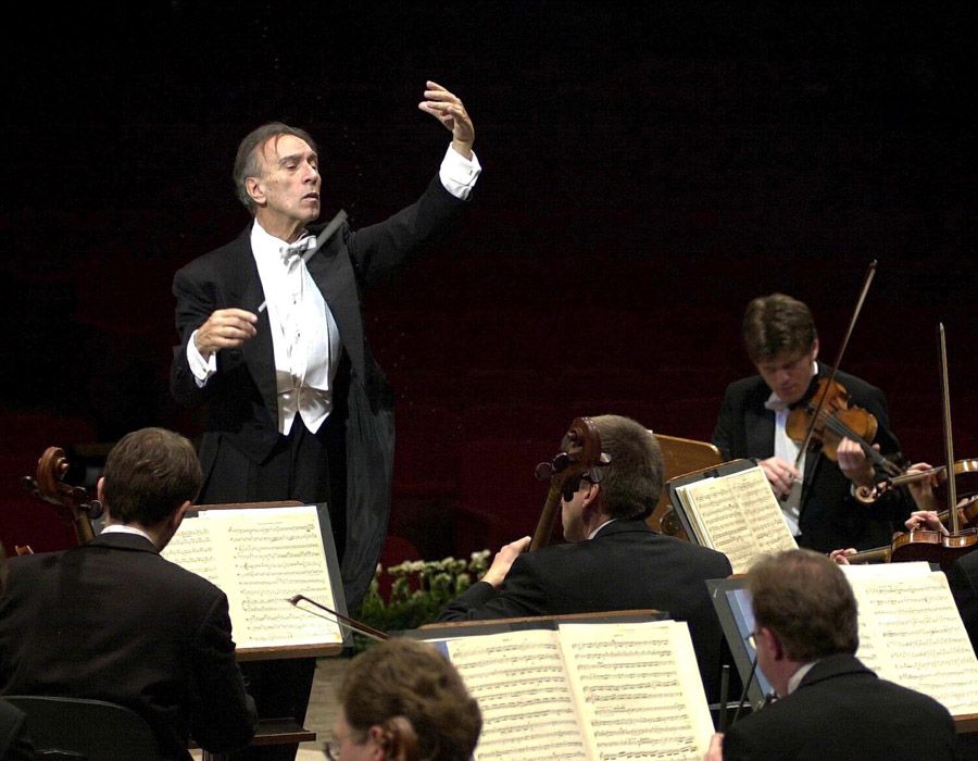 Italian conductor Claudio Abbado during the general rehearsals with the Berlin Philharmonic Orchestra for their tour, in Rome, Italy. Abbado died at the age of 80 in Bologna on 20 January 2014. — Photo: Riccardo Musacchio/EPA/February 8th, 2001.