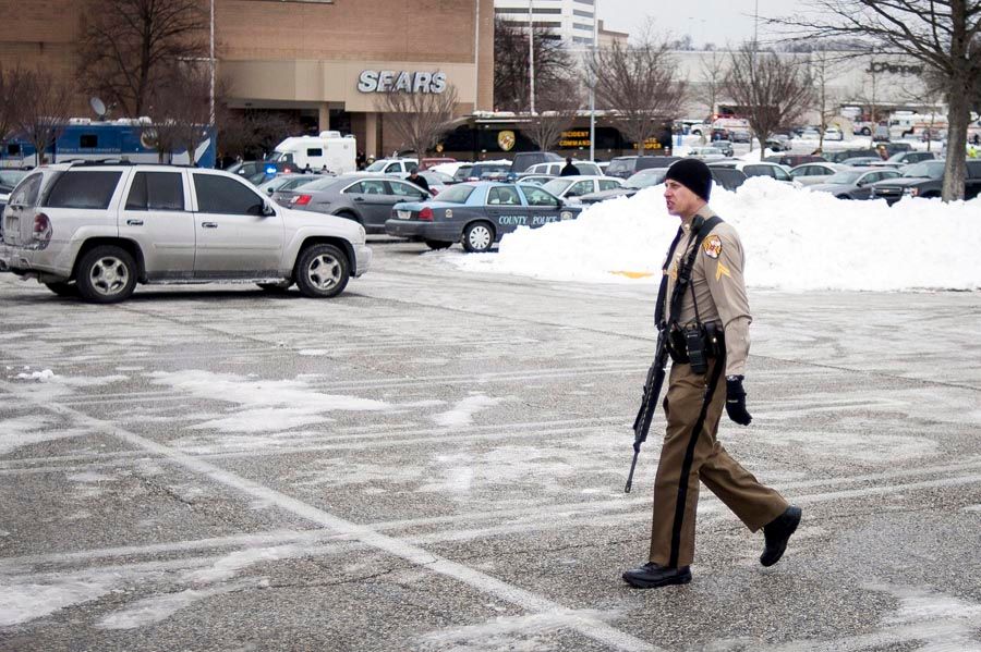 Police work the scene at the Columbia Mall after a gunman killed three people, including himself, in the food court of the mall in Columbia, Maryland, USA on 25th January 2014. Police were confident it was a single shooter, said Bill McMahon, chief of Howard County police, in broadcast remarks. Many in the weekend shopping crowd took cover and found hiding places, as the general public has been instructed to do. Police were scouring the mall to find anyone still sheltering, police said. — Photo: Pete Marovich/EPA.