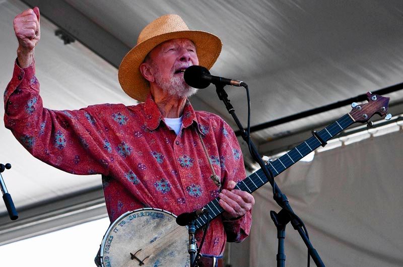 US folk singer and activist Pete Seeger performs at the New Orleans Jazz and Heritage Festival, in New Orleans, Louisiana, USA, April 25th, 2009. — Photo: Skip Bolen/EPA.