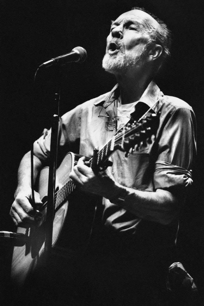 Folk singer Pete Seeger performing in a one-man benefit concert in Berkeley, California, at the Berkeley Community Theater. The American troubadour, folk singer and activist Seeger died on Monday, January 27th, 2014, at age 94. — Photo: Mark Costantini/Associated Press/February 25th, 1984.