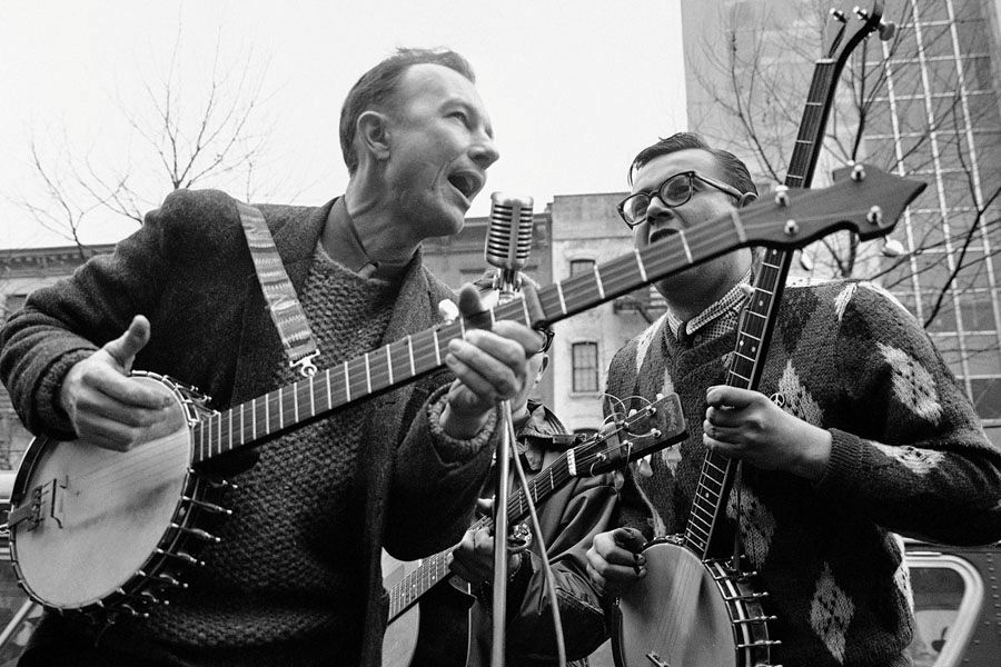 Folk singer Pete Seeger, left, performing at the Rally for Détente at Carnegie Hall in New York. The American troubadour, folk singer and activist Pete Seeger died on Monday, January 27th, 2014, at age 94. — Photo: Richard Drew/Associated Press/May 13th, 1975.
