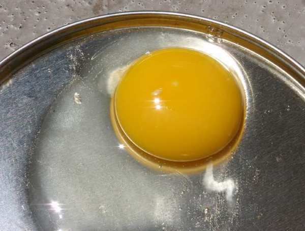 A new study finds that egg yolks can damage the arteries as much as smoking. — Photo: Chris Erskine/Los Angeles Times.