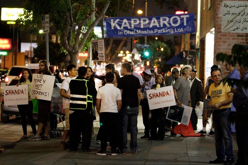 Protesters outside the Ohel Moshe synagogue protesting the kaparot practice in their parking lot on Pico Boulevard.  Photo: Lawrence K. Ho/Los Angeles Times.
