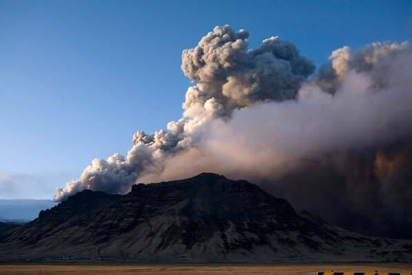ERUPTION: Ash continues to billow from the volcano in Eyjafjallajokull, April 16, 2010.  REUTERS.