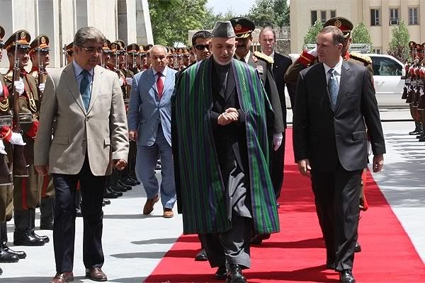 RED CARPET TREATMENT: Prime Minister John Key and Afghan President Hamid Karzai in Kabul.  Photo: NZPA.
