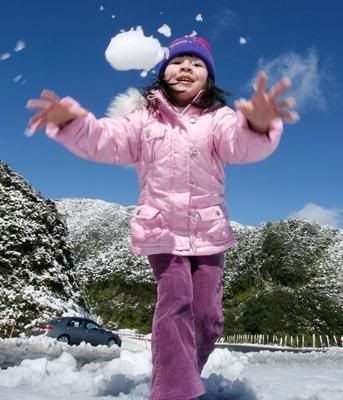 SNOW BUSINESS: Thida McPhail, 3, from Stokes Valley, plays in the snow on Rimutaka Hill Road. — ROSS GIBLIN/The Dominion Post.