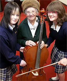 TREASURED GIFT: Marlborough Girls' College student Sophie Murphy, 15, left, 92-year-old Tui Parsons and Belle Davenport, 14, with the 60-year-old cello Mrs Parsons donated to the school orchestra. — SCOTT HAMMOND/The Marlborough Express.