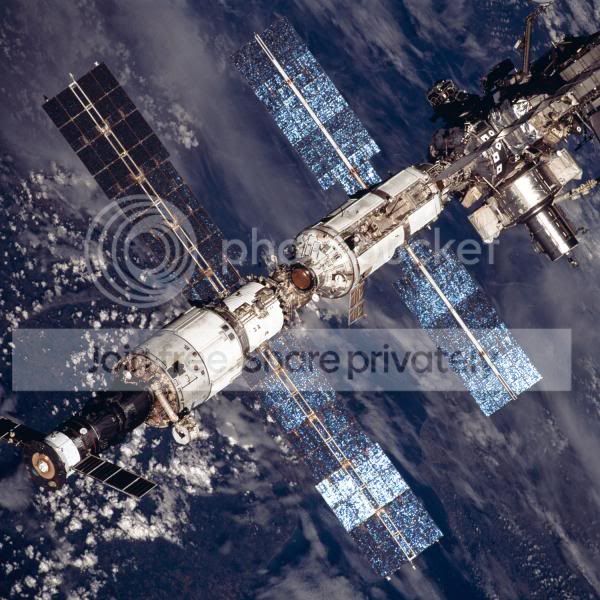 WAX2003112003-INTERNATIONAL-SPACE-STATION.jpg